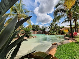 7 piscinas externas, guarda-sóis, espreguiçadeiras