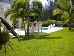 Property grounds - Colindale Apartments (Freeport)