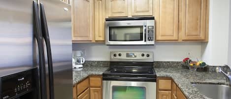 Apartment, 1 Queen Bed, Non Smoking, Golf View | Private kitchen | Full-size fridge, microwave, oven, stovetop