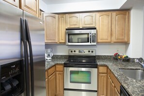 Apartment, 1 Queen Bed, Non Smoking, Golf View | Private kitchen | Full-size fridge, microwave, oven, stovetop - Colindale Apartments (Freeport)