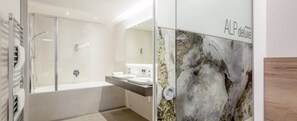 Deluxe-Apartment, 2 Schlafzimmer, Balkon | Badezimmer | Dusche, kostenlose Toilettenartikel, Haartrockner, Handtücher