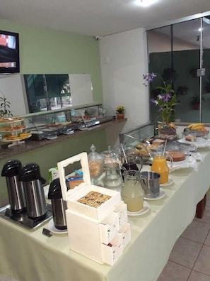 Free daily buffet breakfast - Proença Hotel (Barretos)