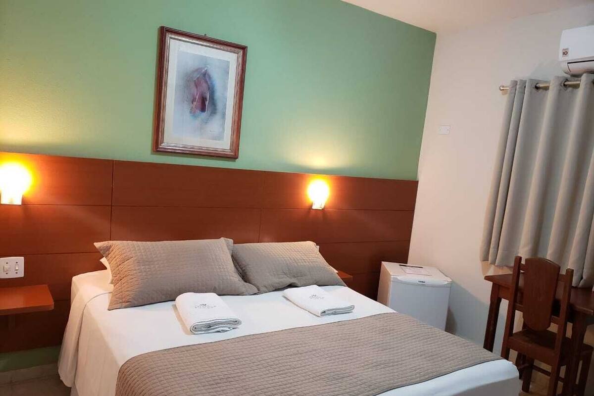 1 kamar tidur, minibar, meja kerja, dan tirai kedap cahaya