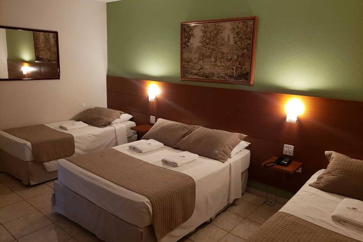 Quadruplo Luxo | 1 kamar tidur, minibar, meja kerja, dan tirai kedap cahaya