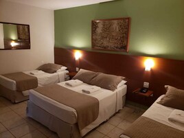 Quadruplo Luxo | 1 quarto, frigobar, escrivaninha, cortinas blackout