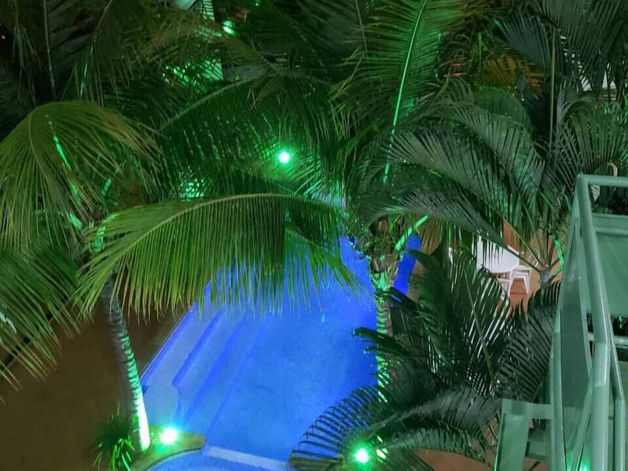 Una piscina al aire libre, sillones reclinables de piscina