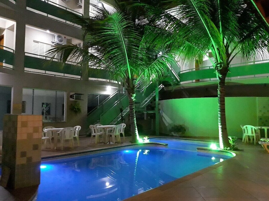 Utendørsbasseng og solsenger