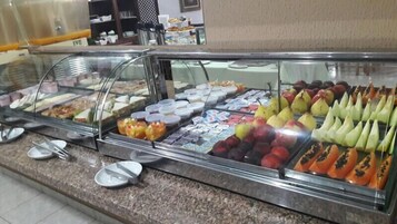 Café da manhã com buffet grátis todos os dias