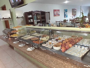 Free daily buffet breakfast