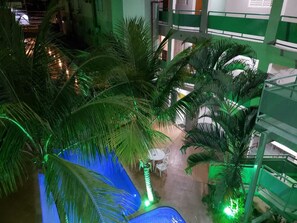 Piscina externa, espreguiçadeiras