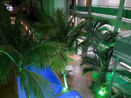 Una piscina al aire libre, sillones reclinables de piscina