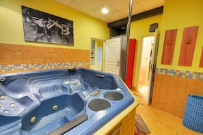 Bañera de hidromasaje cubierta
