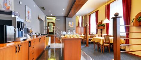 Una cocina moderna con electrodomésticos de acero inoxidable, armarios de madera y una isla central.