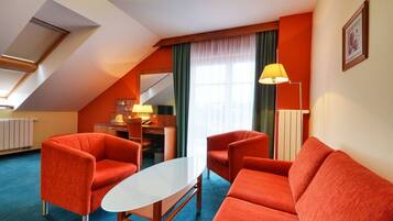 Suite | Bathroom | Separate tub and shower, hair dryer, towels