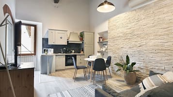 Apartamento, 2 habitaciones | Cocina privada | Frigorífico grande, placa de cocina y trona infantil