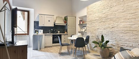 Appartement, 2 slaapkamers | Privékeuken | Een koelkast/vriezer, een kookplaat, een kinderstoel