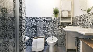 Apartamento, 2 habitaciones | Baño | Ducha, toallas y champú