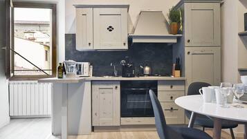 Departamento, 2 habitaciones | Cocina privada | Refrigerador con congelador, parrilla de estufa y periquera