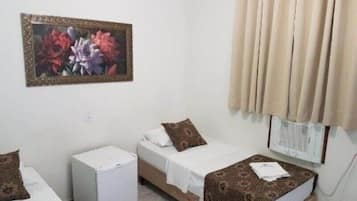 Frigobar, escrivaninha, Wi-Fi de cortesia, roupa de cama