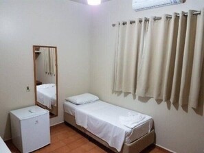 Single Room, 1 Double Bed, Non Smoking | Minibar, desk, free WiFi, bed sheets