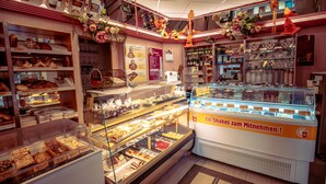 Eine Bäckerei mit einer Auswahl an Backwaren.