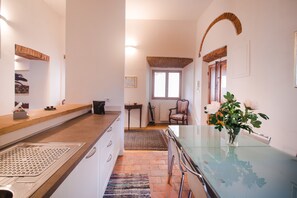 Apartment, 3 Schlafzimmer | Eigene Küche | Großer Kühlschrank, Kochgeschirr/Geschirr/Besteck