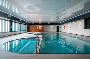 Una piscina cubierta (de 10:00 a 20:00), tumbonas