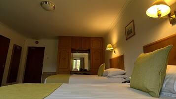 Escritorio, tabla de planchar con plancha, wifi gratis y ropa de cama