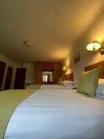 Escritorio, tabla de planchar con plancha, wifi gratis y ropa de cama 