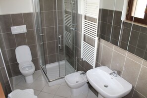 Shower, free toiletries, bidet, towels - Case Verona (Verona)