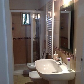 Dutxa, articles de tocador gratuïts, assecador de cabells i bidet 