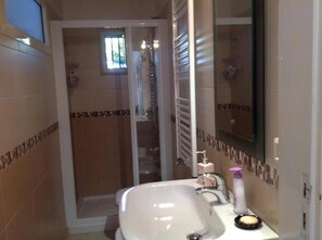 Shower, free toiletries, hair dryer, bidet - Dimora Benedetta (Bari)