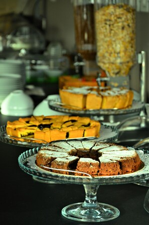 Tägliches inbegriffenes kontinentales Frühstück
