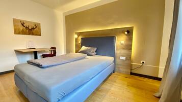 Single Room | Individually decorated, individually furnished, desk