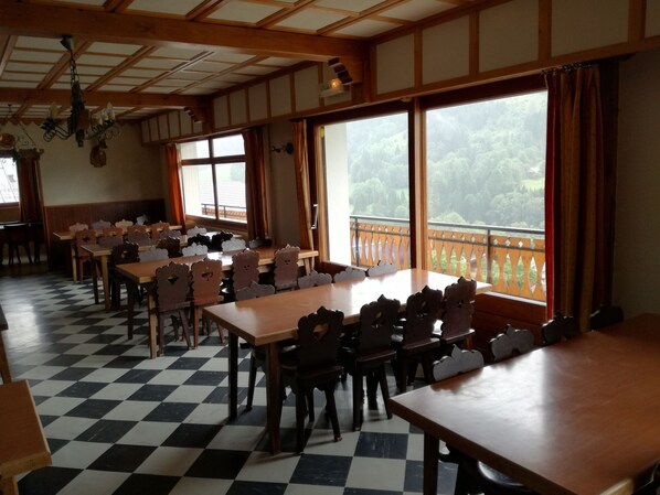 Breakfast, lunch and dinner served