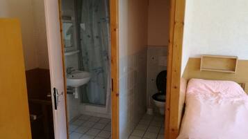 Family Room, Non Smoking, Private Bathroom | Individually decorated, individually furnished, bed sheets