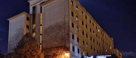 Bagian depan properti - sore/malam
