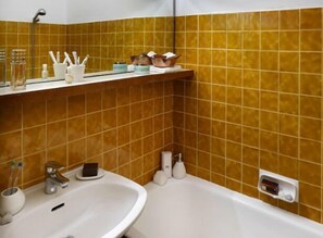 Chuveiro/banheira combinados, secador de cabelo (mediante solicitação)