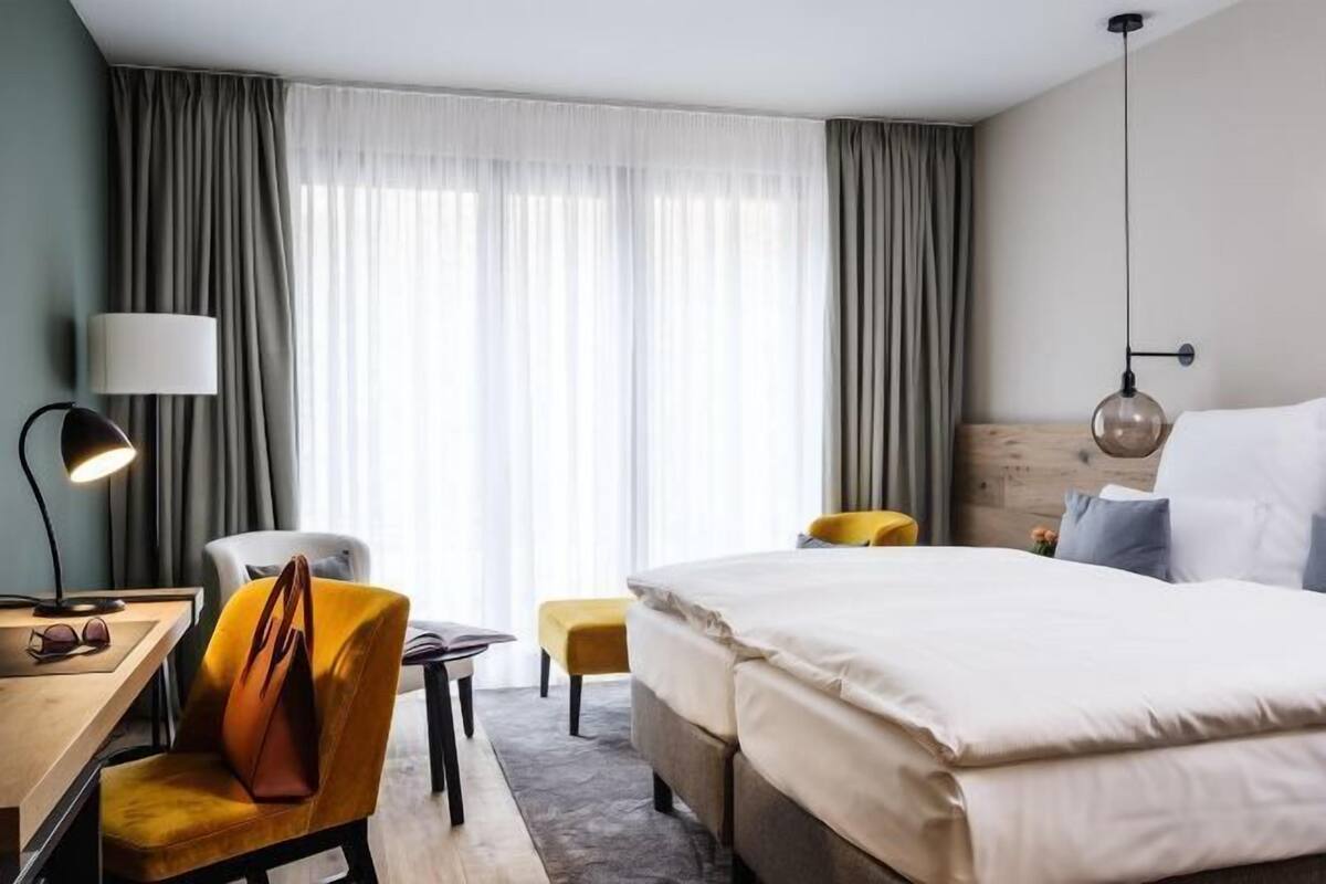 Hypo-allergenic bedding, minibar, in-room safe, desk