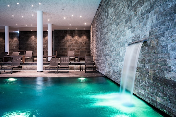 Piscina coperta, lettini