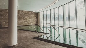 Innendørsbasseng og solsenger