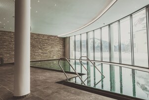 Indoor pool, sun loungers