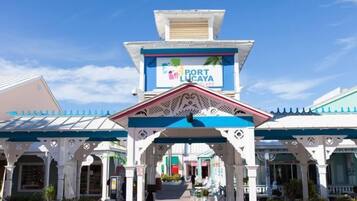 L’entrée d’un hôtel, avec une enseigne indiquant « Port Lucaya Place » et une allée couverte.