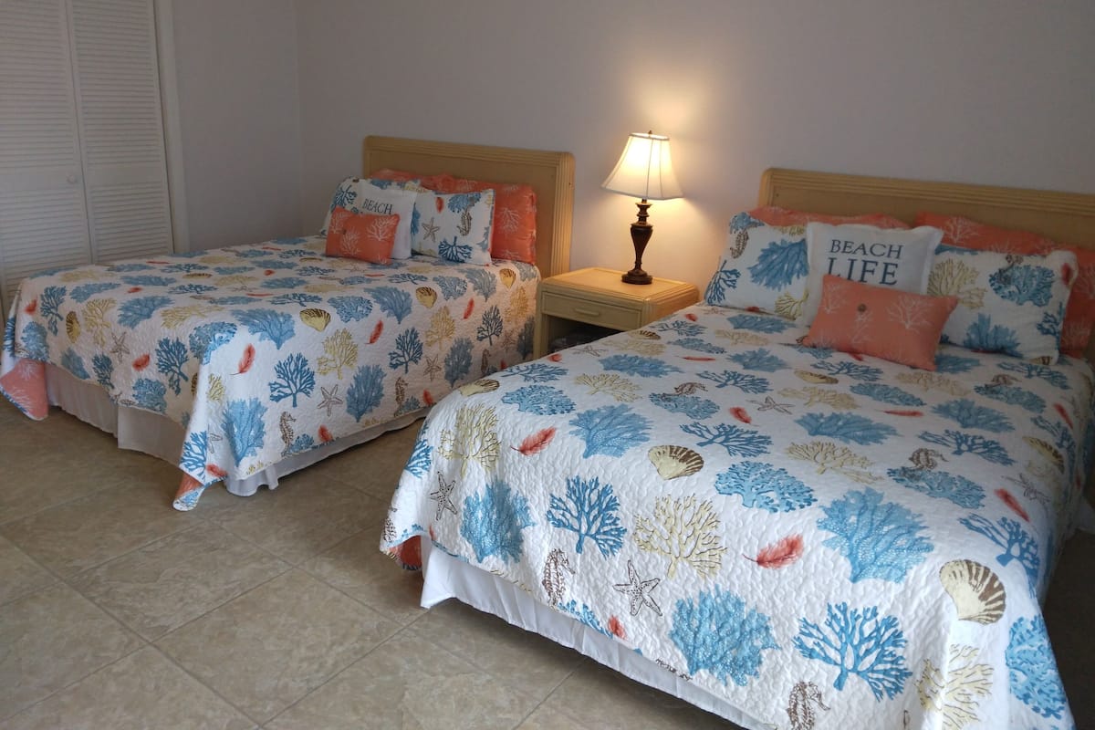 Eenvoudige kamer, 2 tweepersoonsbedden, niet-roken, uitzicht op tuin | Luxe beddengoed, individueel gedecoreerd, individueel gemeubileerd