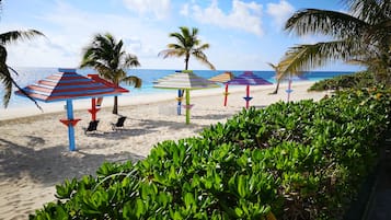 Rannalla, valkoista hiekkaa, ilmaisia rantacabañoita, aurinkotuoleja