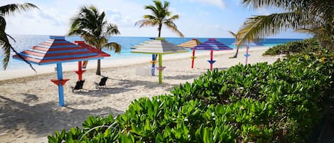 على الشاطئ، رمال بيضاء، كبائن على الشاطئ مجانًا، كراسي للتشمس