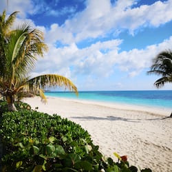 Plage, sable blanc, cabines gratuites, chaises longues