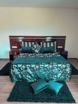 Ropa de cama de alta calidad y caja de seguridad en la habitación 