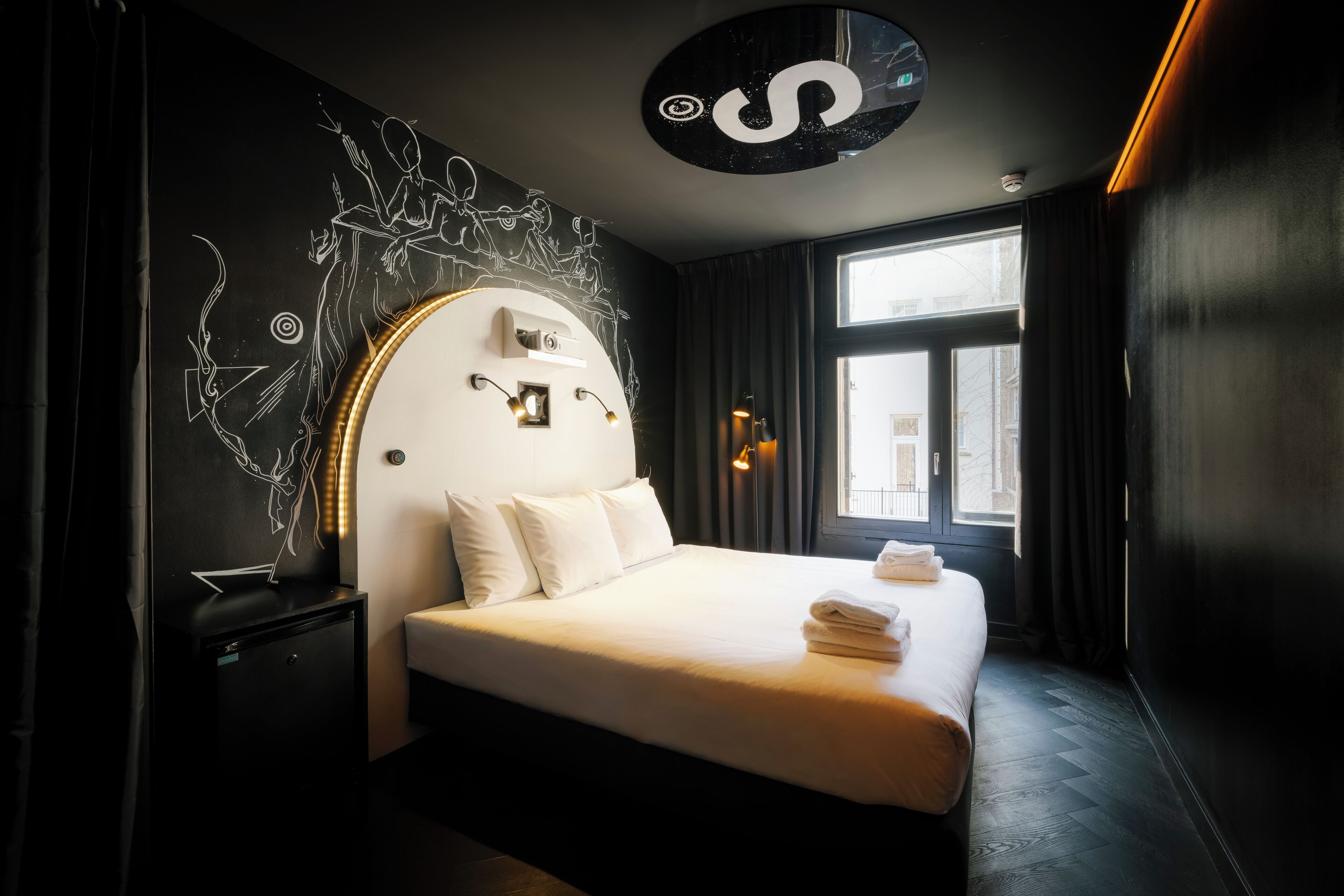 'Le Noir' by SUPPER | Premium bedding, free minibar, in-room safe, free WiFi