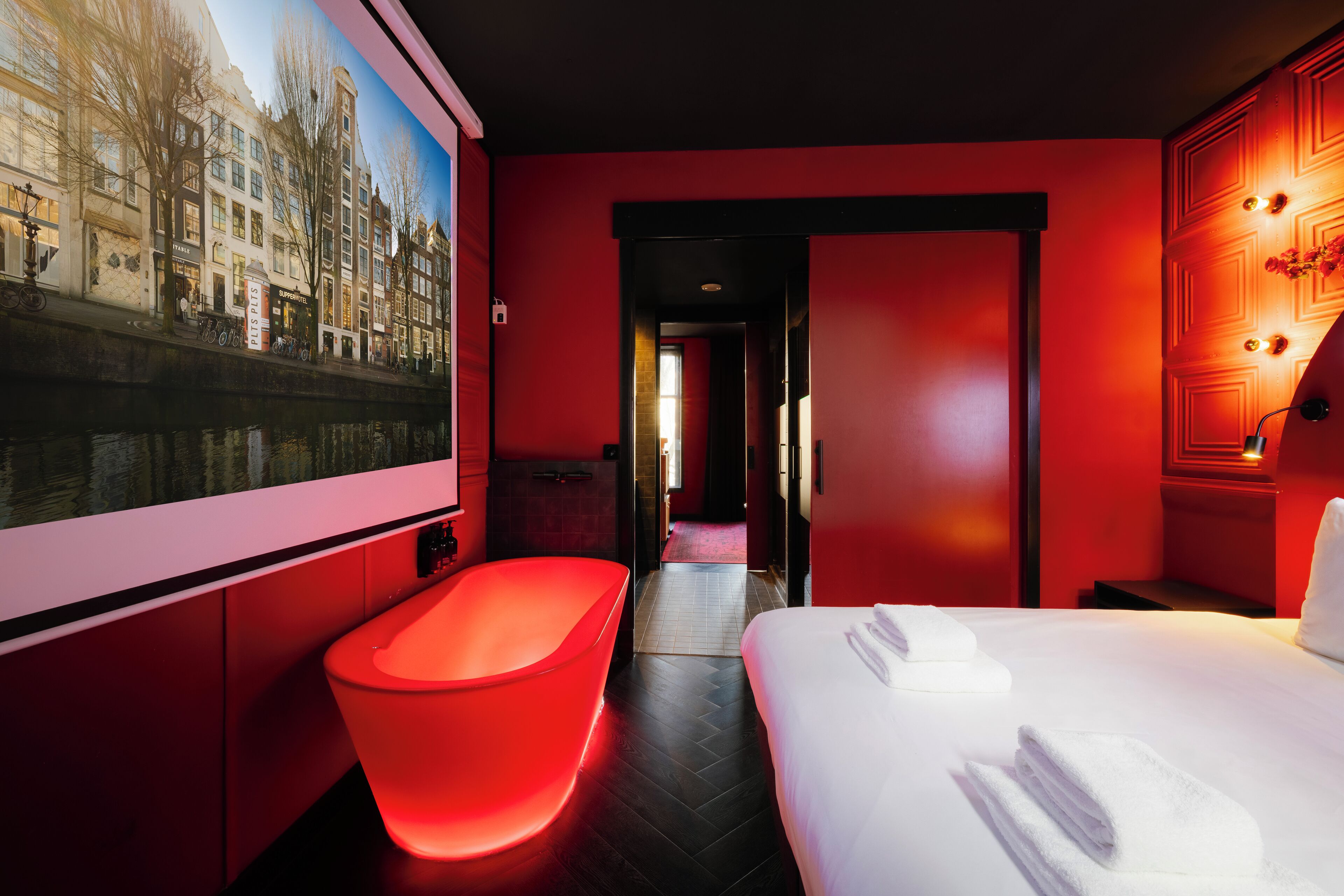 Bar Rouge Suite | เครื่องนอนระดับพรีเมียม, มินิบาร์ฟรี, ตู้นิรภัยในห้องพัก, Wi-Fi ฟรี